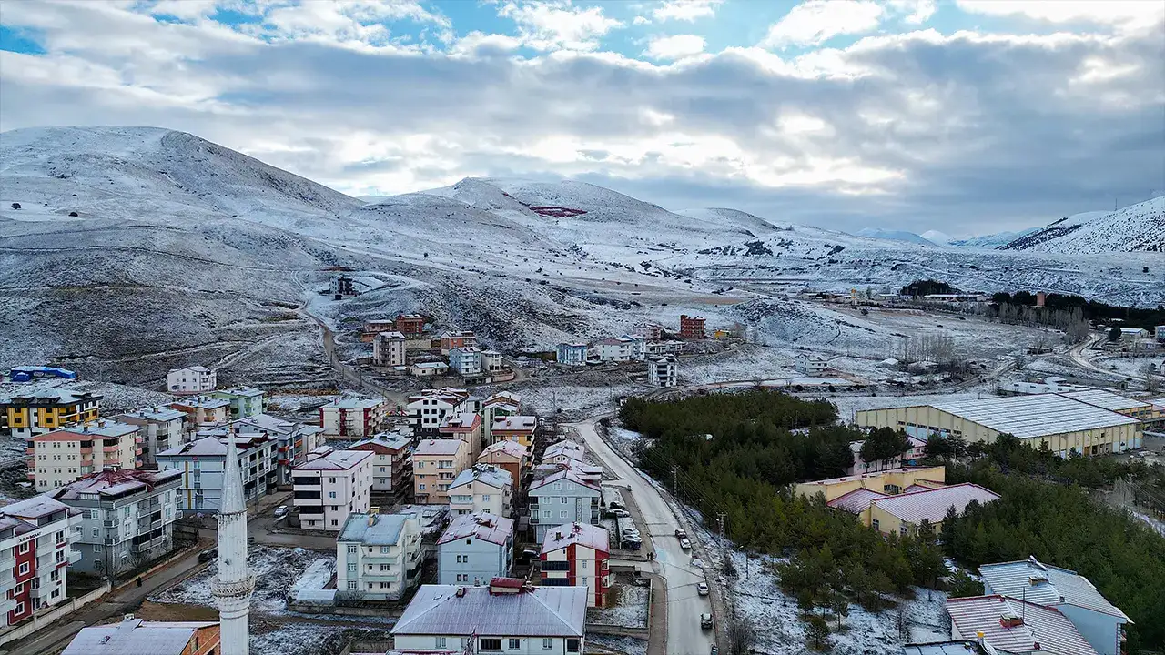 bayburtta-yagmur-kara-dondu-kent-beyaza-burundu