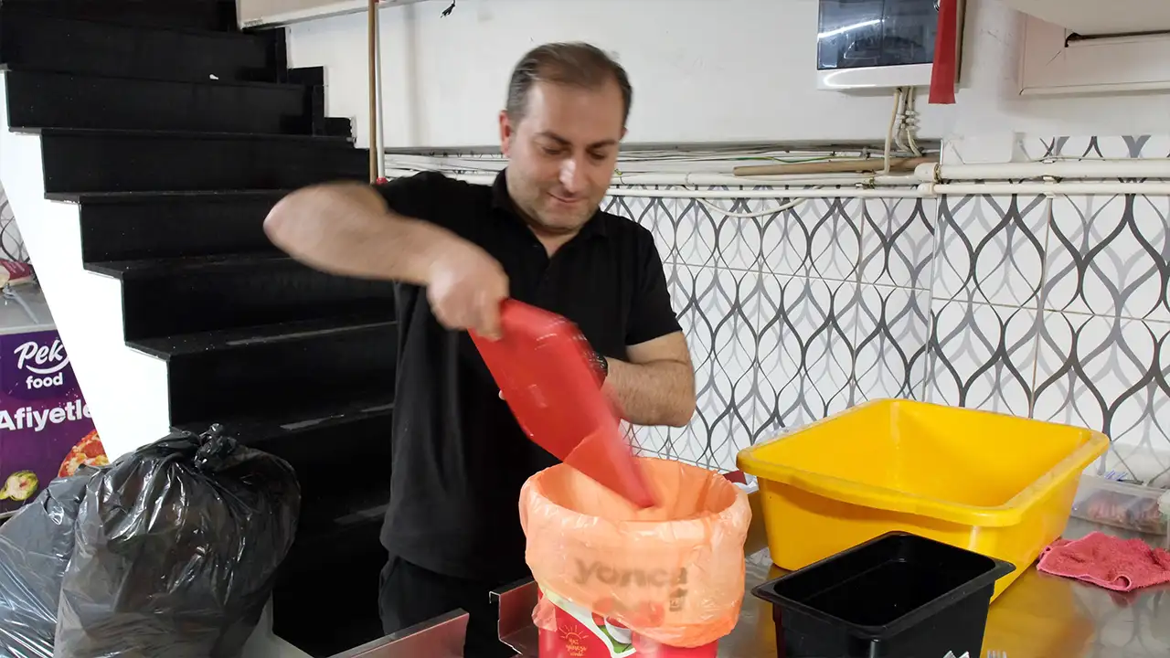 rizede-babadan-kalan-gelenek-lokantaci-artan-yemeklerle-sokak-hayvanlarini-besliyor