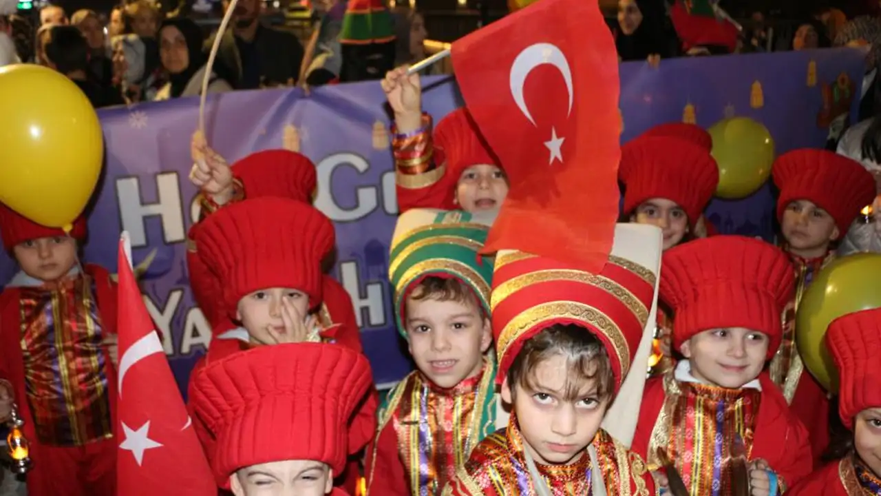 rizede-cocuklar-kandillerle-yurudu-ramazan-boyle-karsilandi