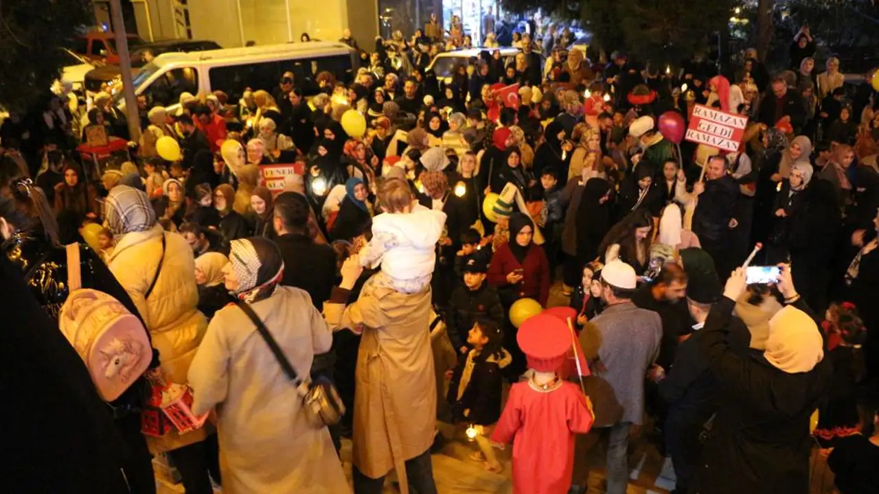 rizede-cocuklar-kandillerle-yurudu-ramazan-boyle-karsilandi