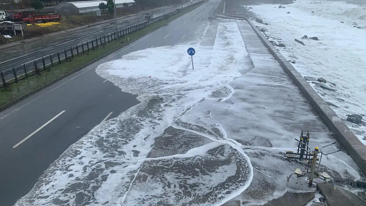 rizede-firtina-10-metrelik-dev-dalgalar-sahil-yoluna-ulasti