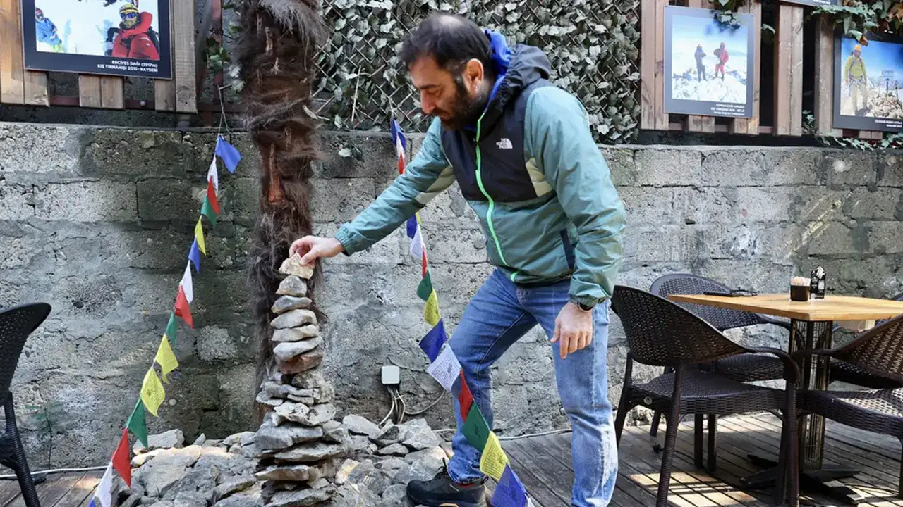 zirvelerden-topladigi-hatiralari-trabzondaki-kafesinde-sergiliyor