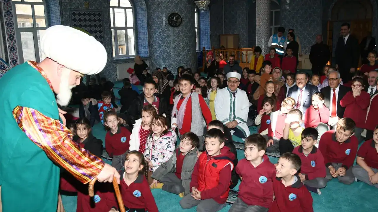 baskan-genc-cocuklarla-bulustu