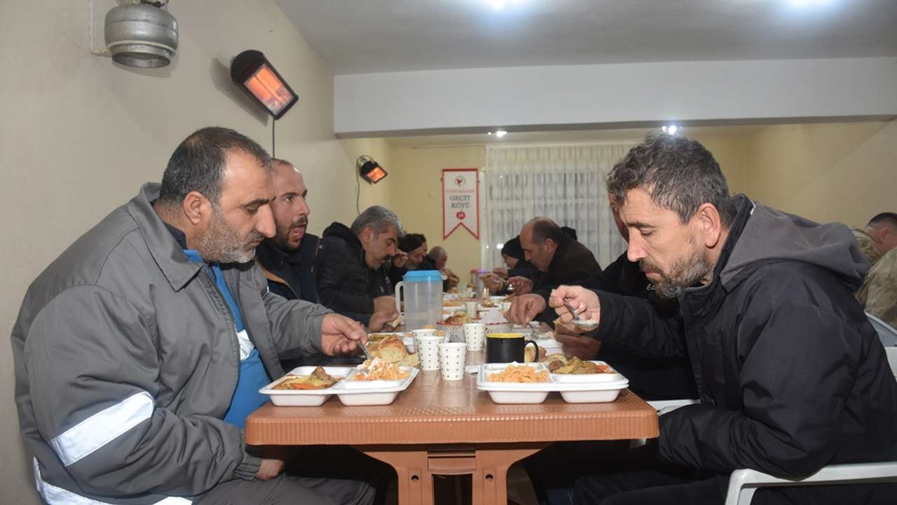 bolgemizde-ilginc-gelenek-yolu-kesilen-soforler-saskin