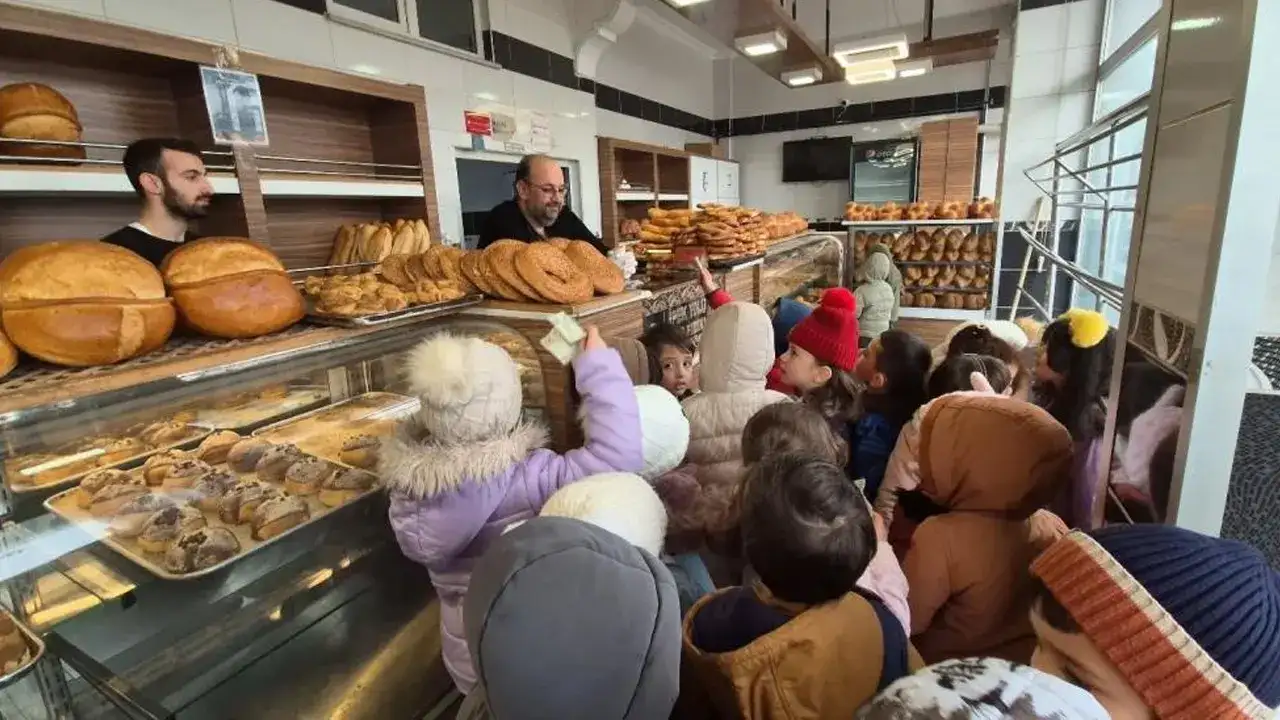 miniklerden-ramazanda-anlamli-askida-ekmek-destegi