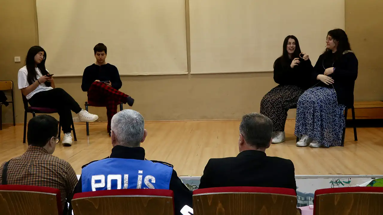 trabzon-emniyet-mudurlugu-destekledi-gencler-bos-sandalye-ile-suca-suruklenmeye-dikkat-cekti