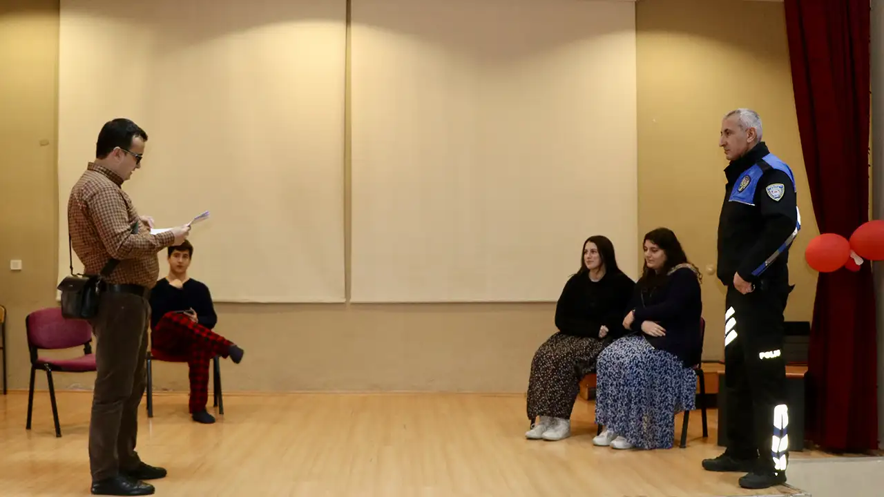 trabzon-emniyet-mudurlugu-destekledi-gencler-bos-sandalye-ile-suca-suruklenmeye-dikkat-cekti