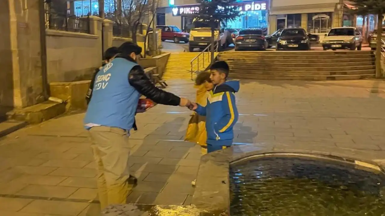 bayburtta-tdvden-cocuklara-teravih-surprizi-ayakkabilara-cikolata-birakildi