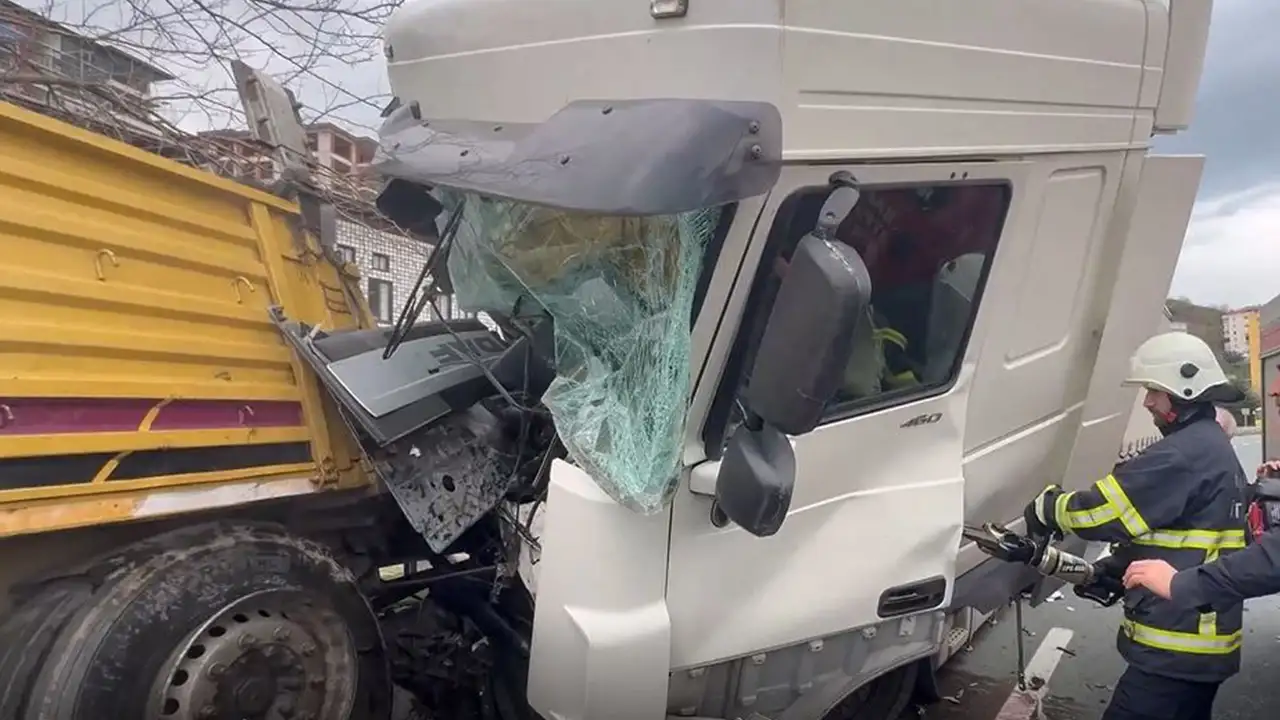 rizede-facianin-esiginden-donuldu-arizali-tira-carpan-tir-4-kisiyi-yaraladi-1-agir-yarali