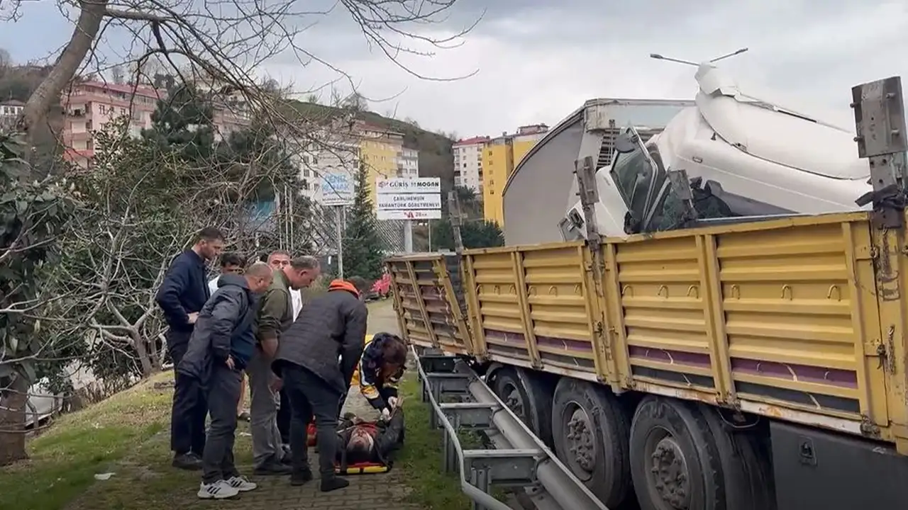 rizede-facianin-esiginden-donuldu-arizali-tira-carpan-tir-4-kisiyi-yaraladi-1-agir-yarali