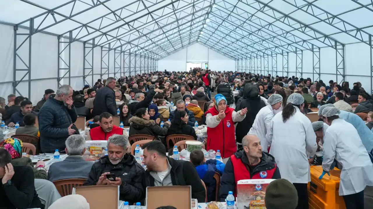 trabzonda-ramazan-coskusu-zirvede-pazarkapiya-binler-akin-ediyor