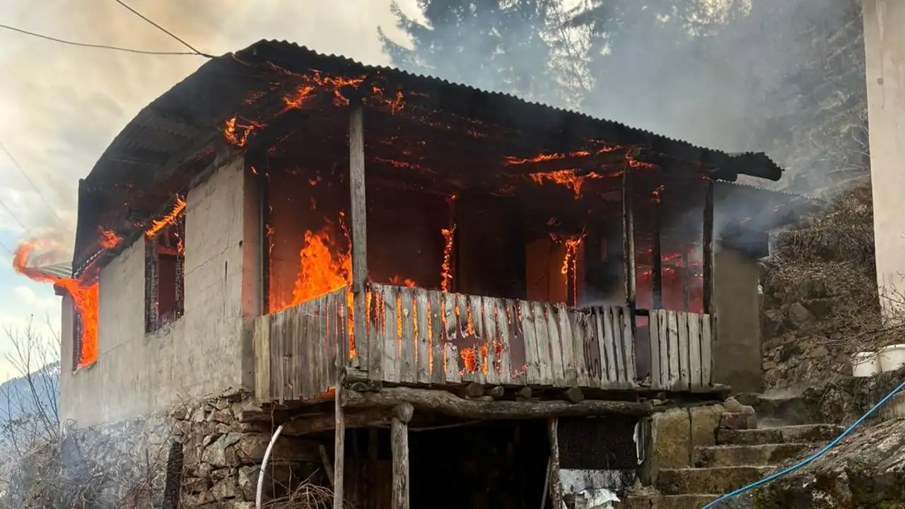 artvinde-cami-lojmaninda-yangin-ayni-yerde-ikinci-kez