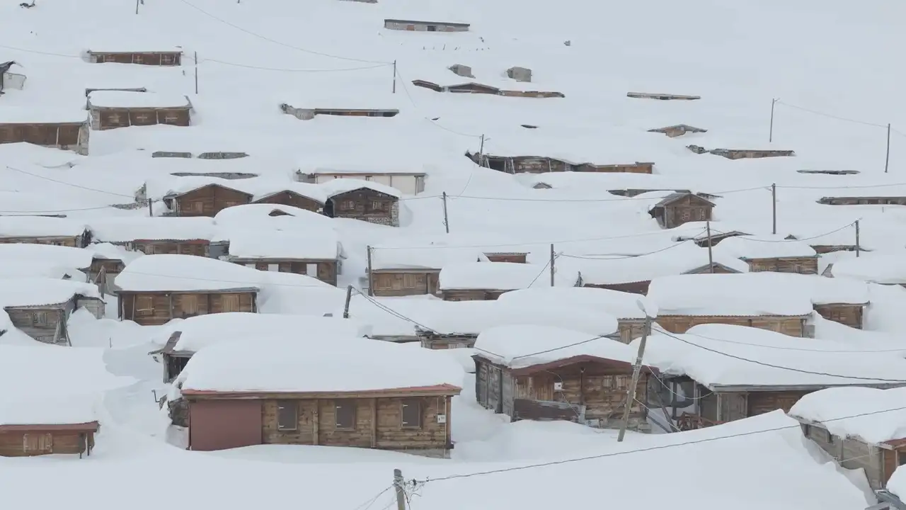 rize-kavrun-yaylasinda-kar-3-metreyi-asti-evler-kayboldu