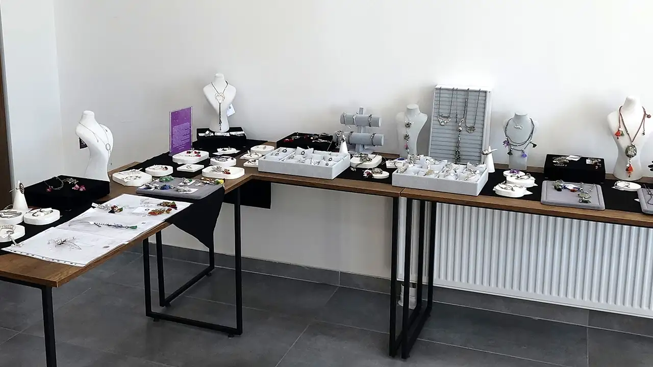 trabzonda-kadinlar-endemik-cicekleri-sanata-ve-turkulere-isliyor