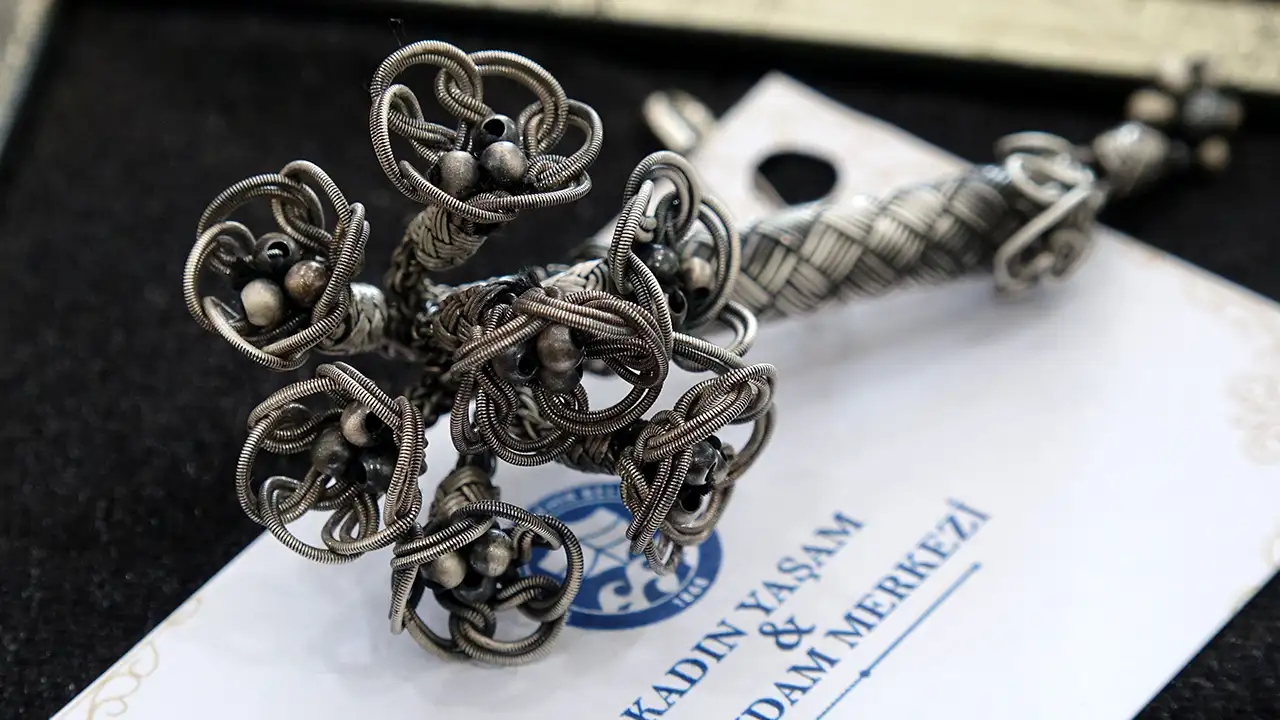 trabzonda-kadinlar-endemik-cicekleri-sanata-ve-turkulere-isliyor