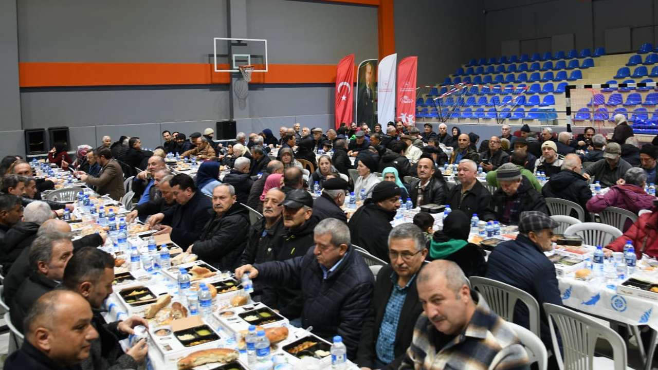 baskan-genc-besikduzunde-vatandaslarla-gonul-sofrasinda-bulustu