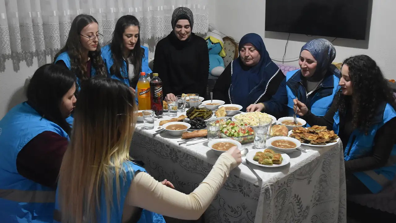 gumushanede-ogrenciler-yalniz-yasayan-yaslilarla-iftarda