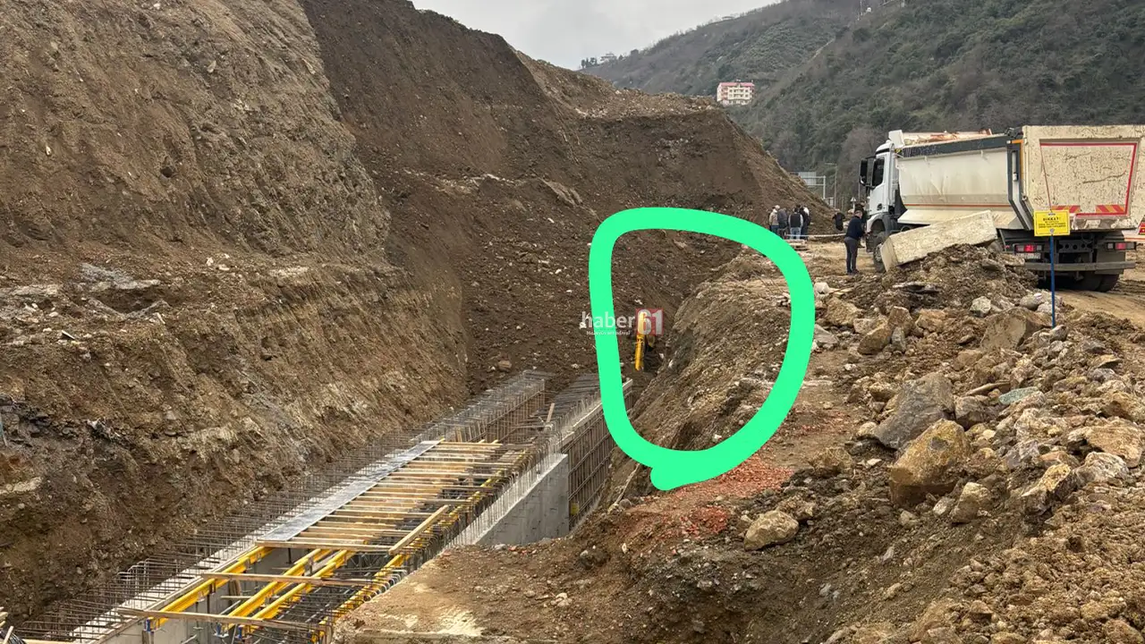 trabzon-sehir-hastanesi-sahasinda-korku-dolu-anlar-is-makinesiyle-gocuk-altinda-kaldi