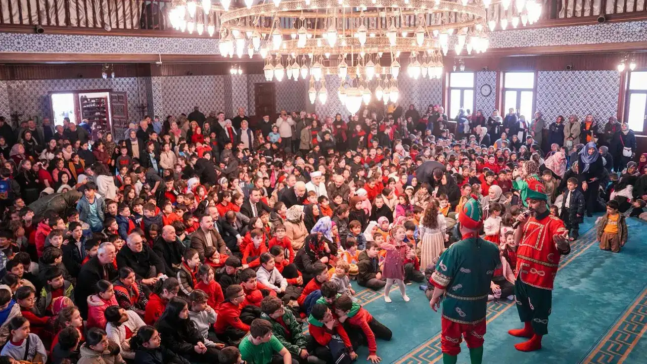 trabzonda-camiler-tekne-orucu-etkinligiyle-cocuk-sesleriyle-doldu