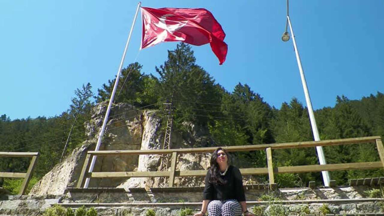 turkiyede-13-yildir-yasayan-iranli-kadin-deport-riskiyle-karsi-karsiya-bir-yanda-korku-bir-yanda-umut-gergin-bekleyis