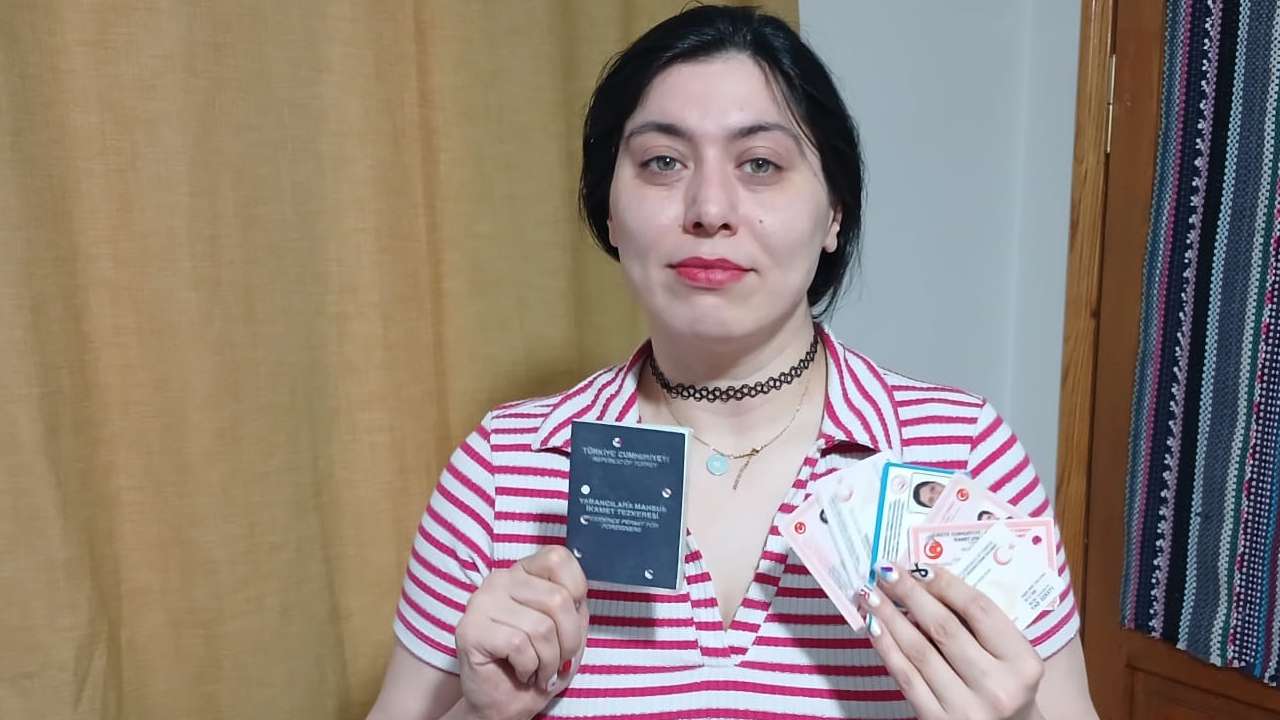 turkiyede-13-yildir-yasayan-iranli-kadin-deport-riskiyle-karsi-karsiya-bir-yanda-korku-bir-yanda-umut-gergin-bekleyis