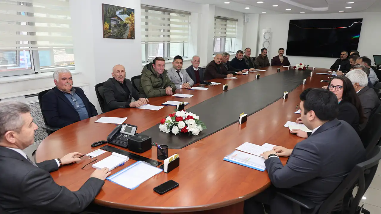 vali-ergun-artvinde-muhtarlarin-taleplerini-dinledi