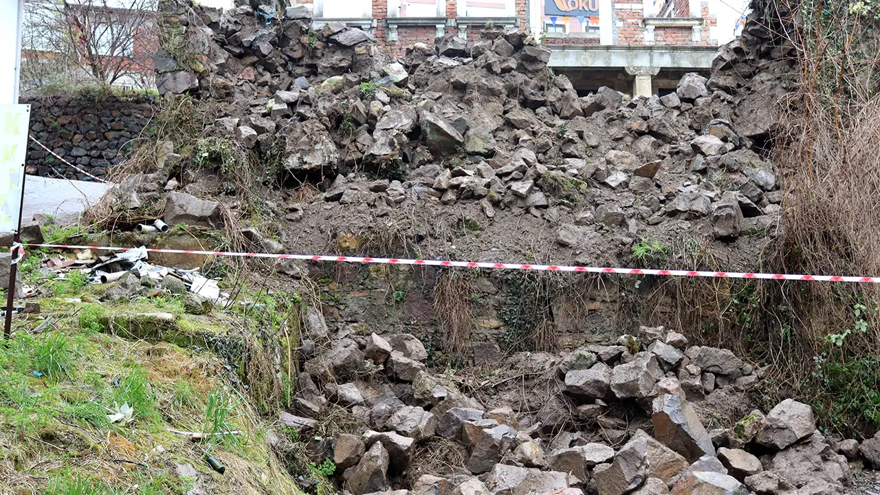 orduda-istinat-duvari-coktu-park-halindeki-3-arac-hasar-gordu