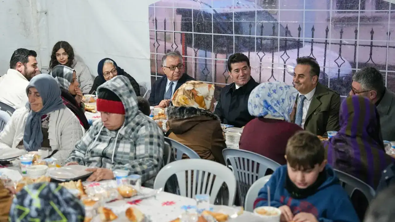 ortahisarda-iftar-sofralari-ramazan-bereketini-buyutuyor