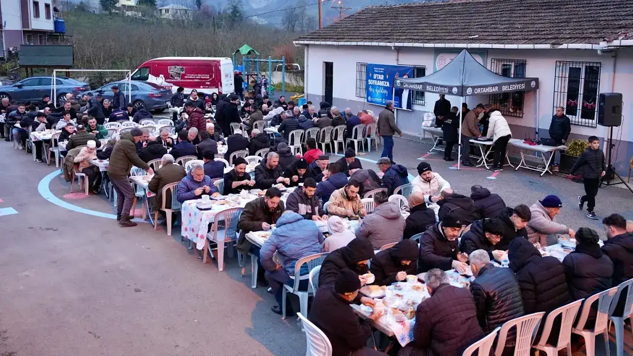 ortahisarda-iftar-sofralari-ramazan-bereketini-buyutuyor