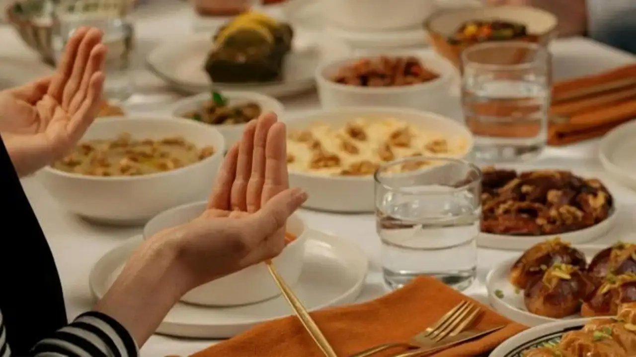 ramazanda-mide-ve-bagirsak-sikayetleri-kabusu-uzman-uyariyor-iyi-cigneyin-sofradan-doymadan-kalkin