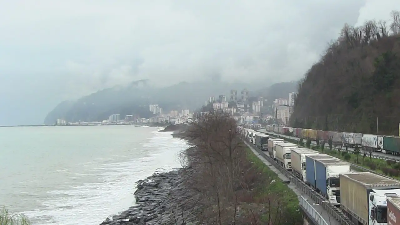 sarpta-tir-kuyrugunda-iftar-yol-kenarinda-oruc-actilar