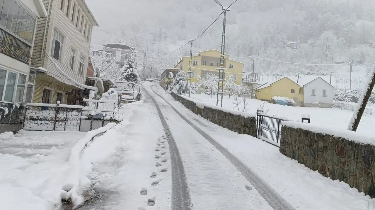 trabzonda-hava-degisti-yagmur-basladi-yuksekler-beyaza-burundu