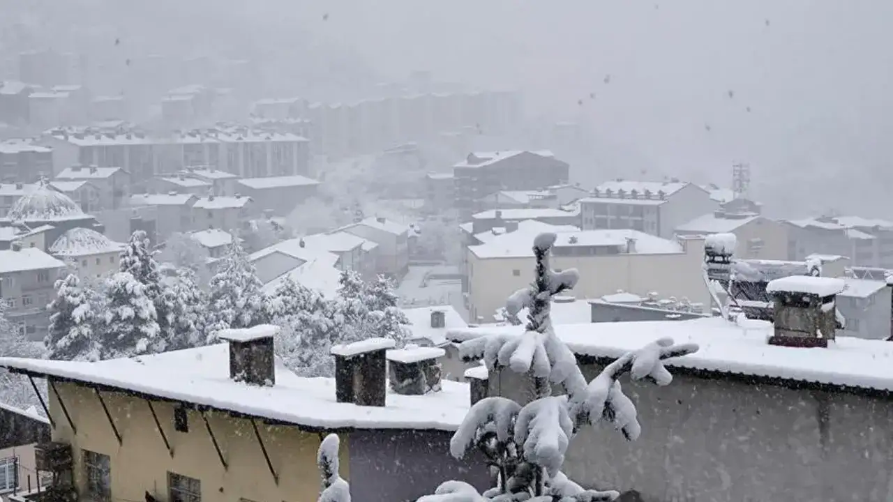 artvin-savsatta-kar-nedeniyle-egitime-1-gun-ara