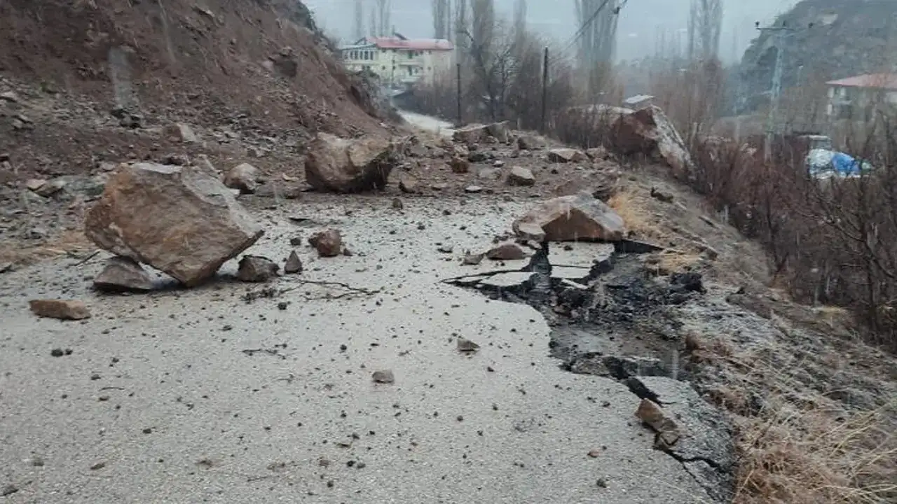 artvin-yusufelinde-heyelan-iki-koyu-baglayan-yol-kapandi