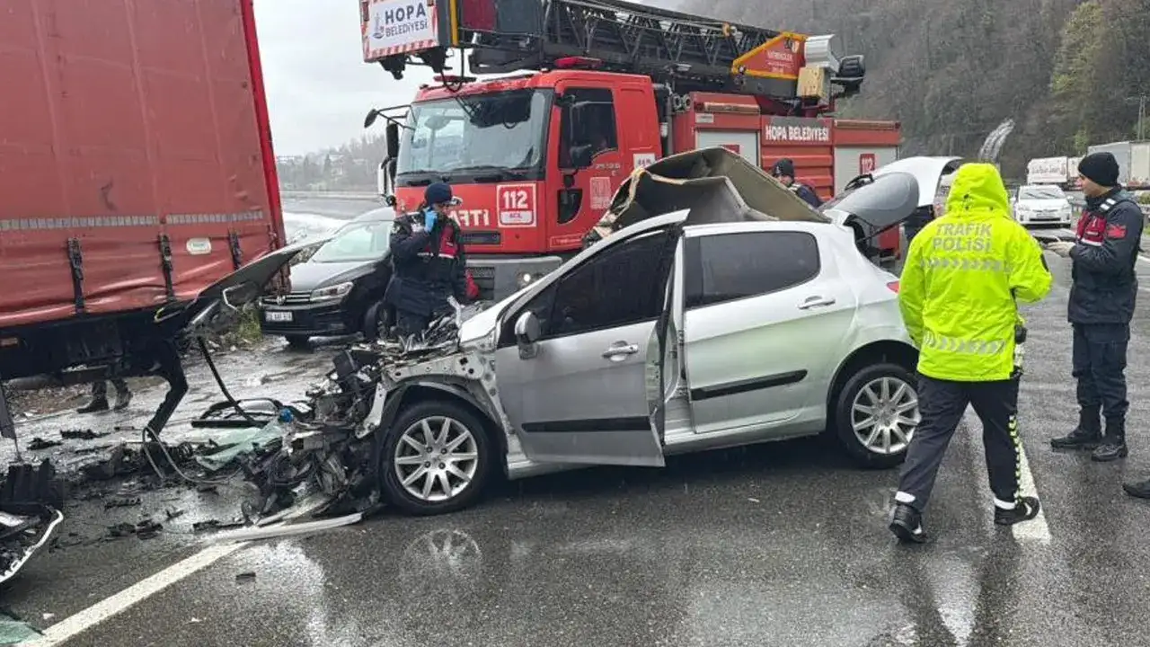 artvinde-korkunc-kaza-2-olu-1-yarali