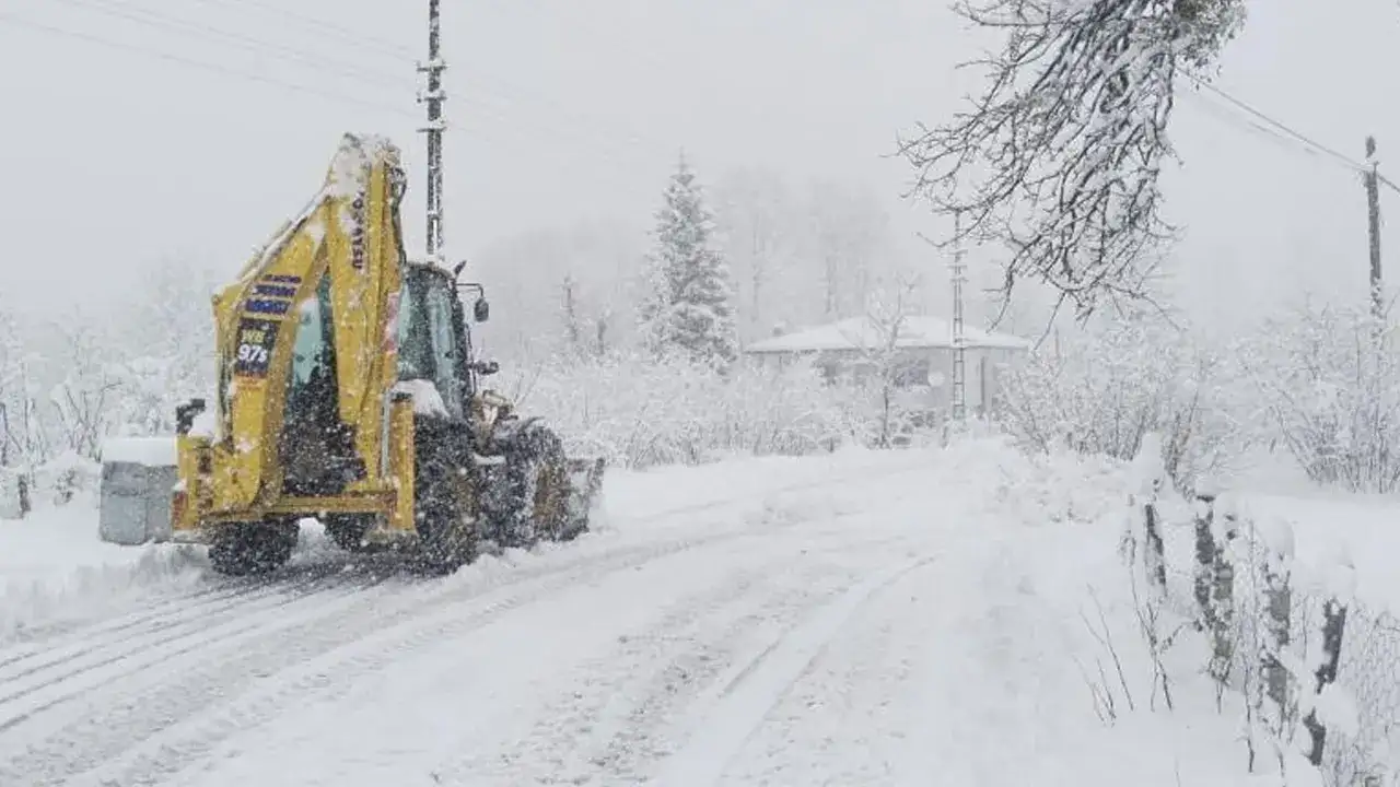 orduda-70-santim-kar-472-mahalle-yolu-24-saatte-acildi