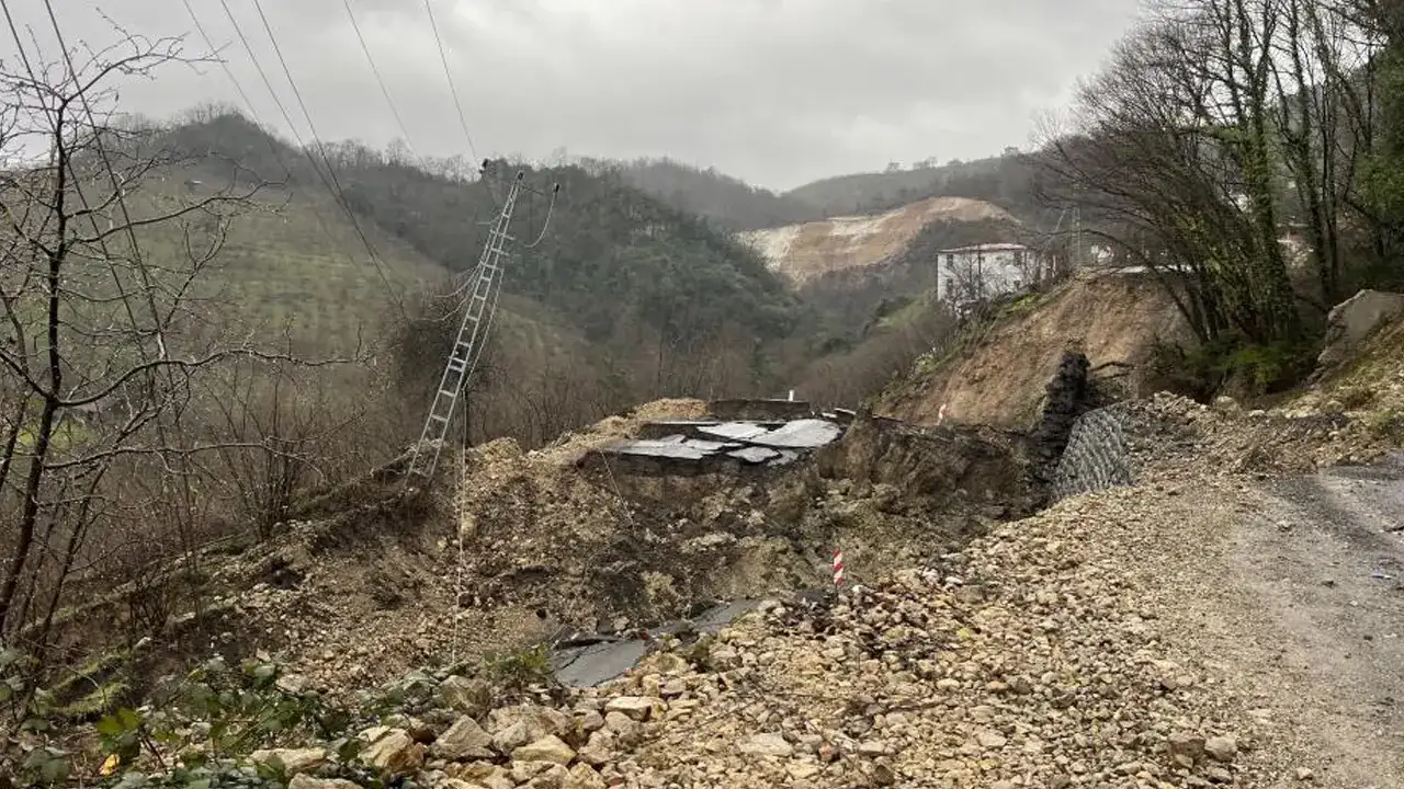 orduda-heyelan-karayolu-coktu-ev-tahliye-edildi