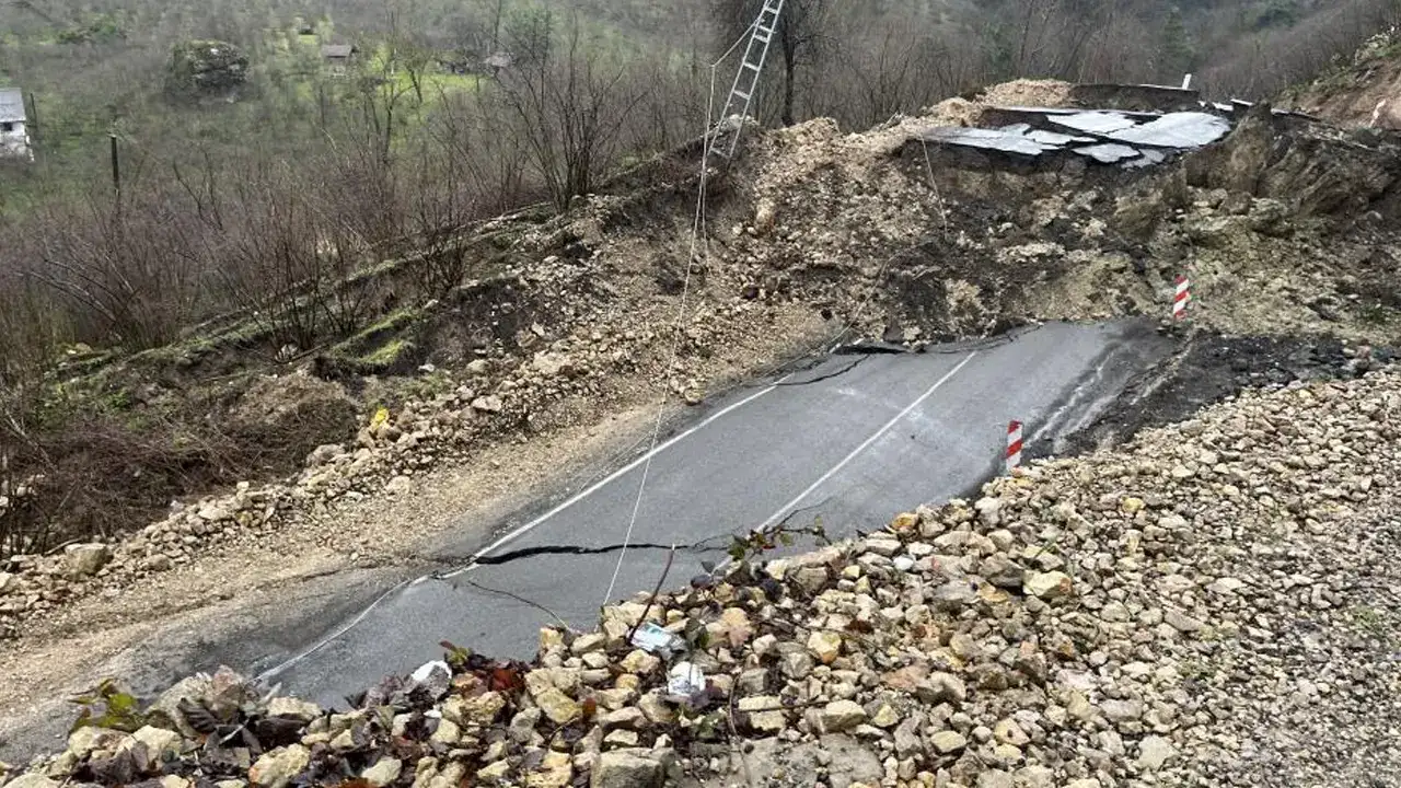 orduda-heyelan-karayolu-coktu-ev-tahliye-edildi