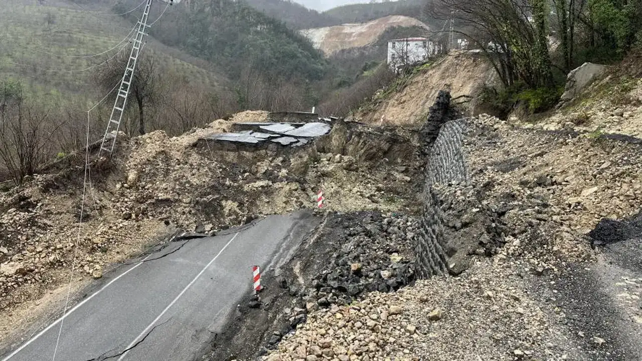 orduda-heyelan-karayolu-coktu-ev-tahliye-edildi