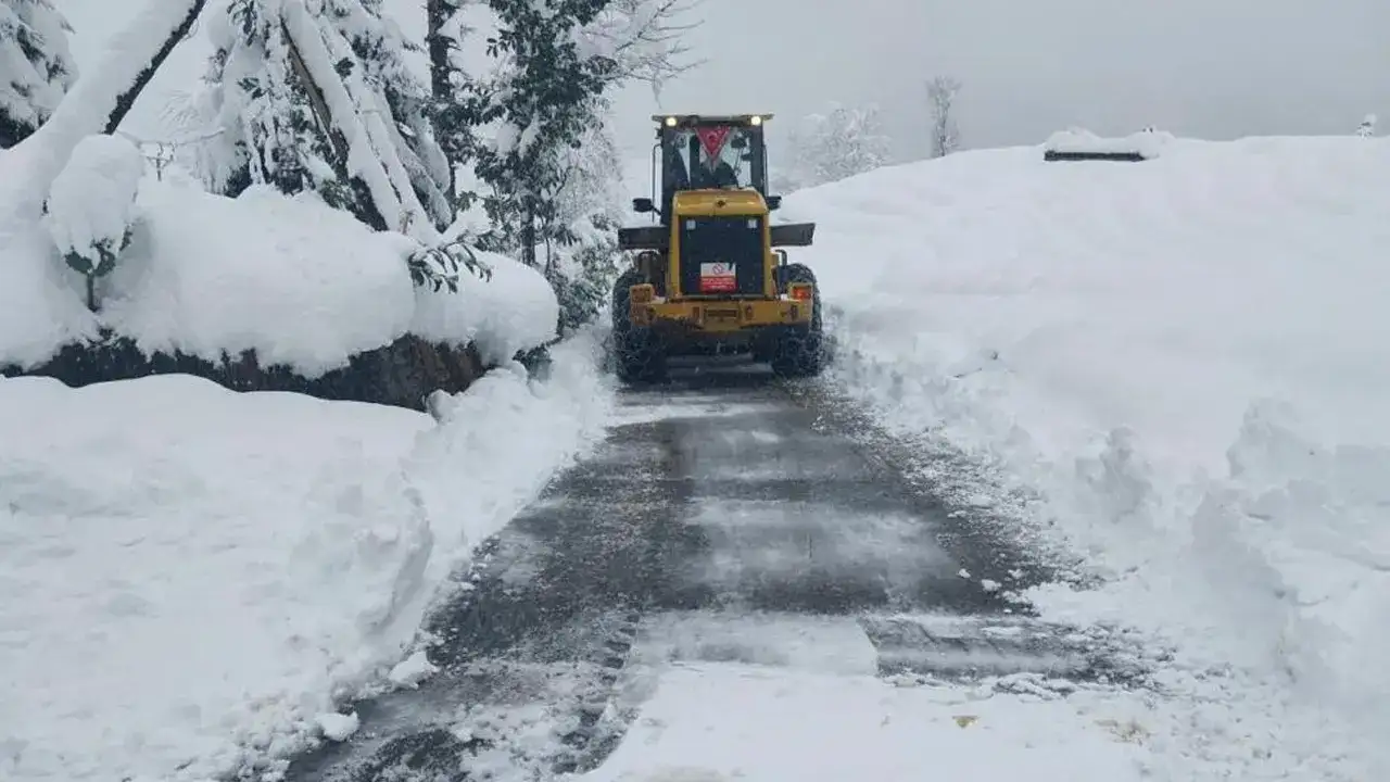 rizede-kar-51-koy-yolunu-ulasima-kapatti