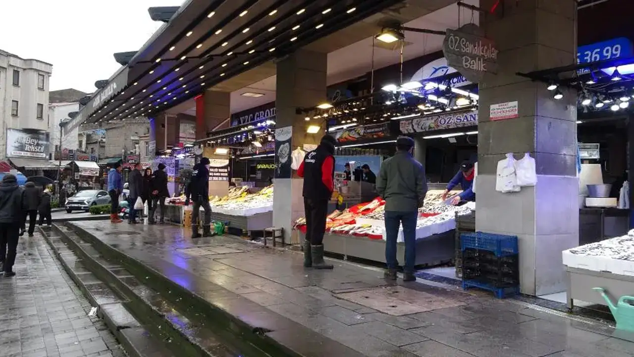 trabzonda-balik-tezgahlarina-surpriz-sezon-uzadi