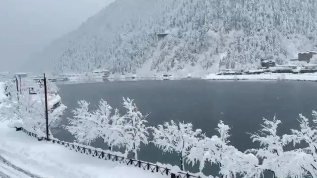 uzungol-beyaza-burundu-kar-kalinligi-1-metreyi-asti