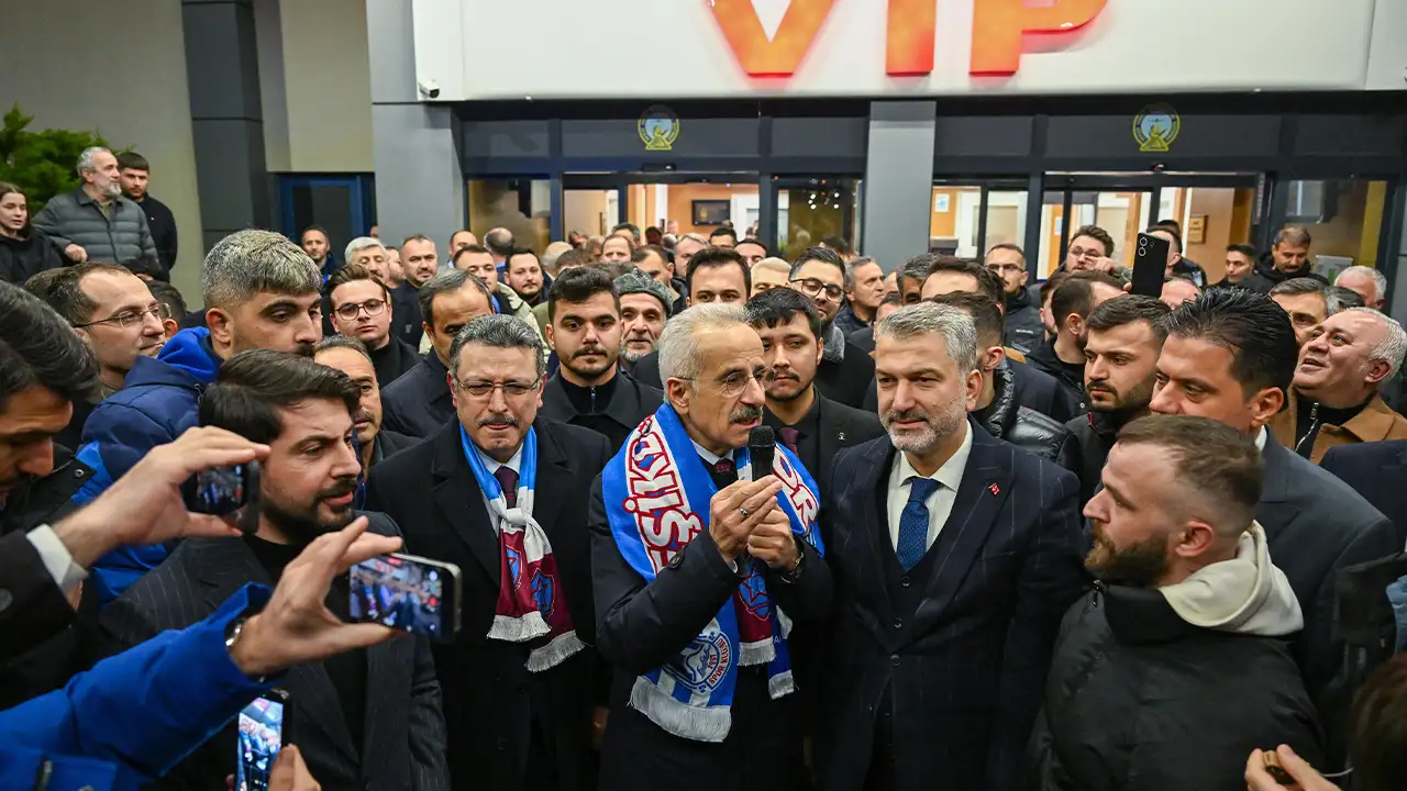 bakan-uralogluna-memleketi-trabzonda-coskulu-karsilama