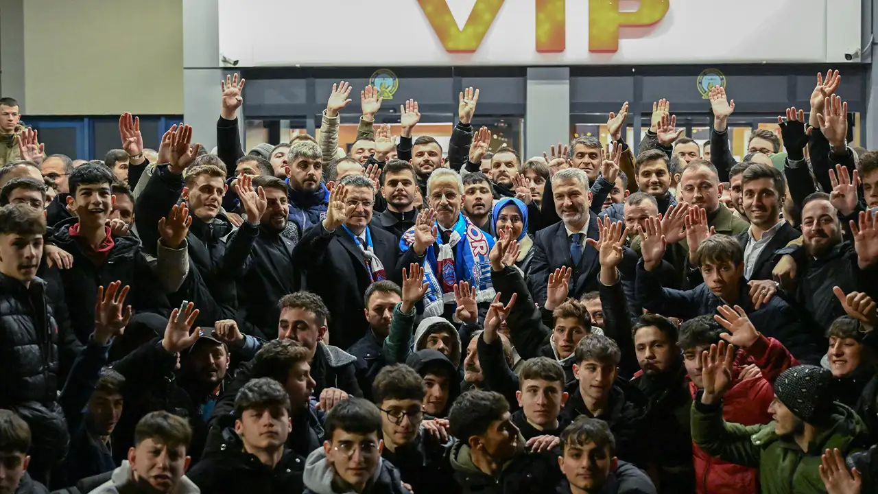 bakan-uralogluna-memleketi-trabzonda-coskulu-karsilama