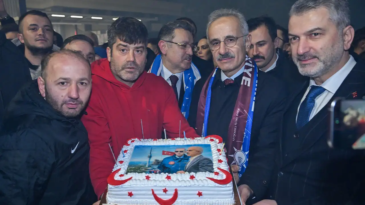 bakan-uralogluna-memleketi-trabzonda-coskulu-karsilama