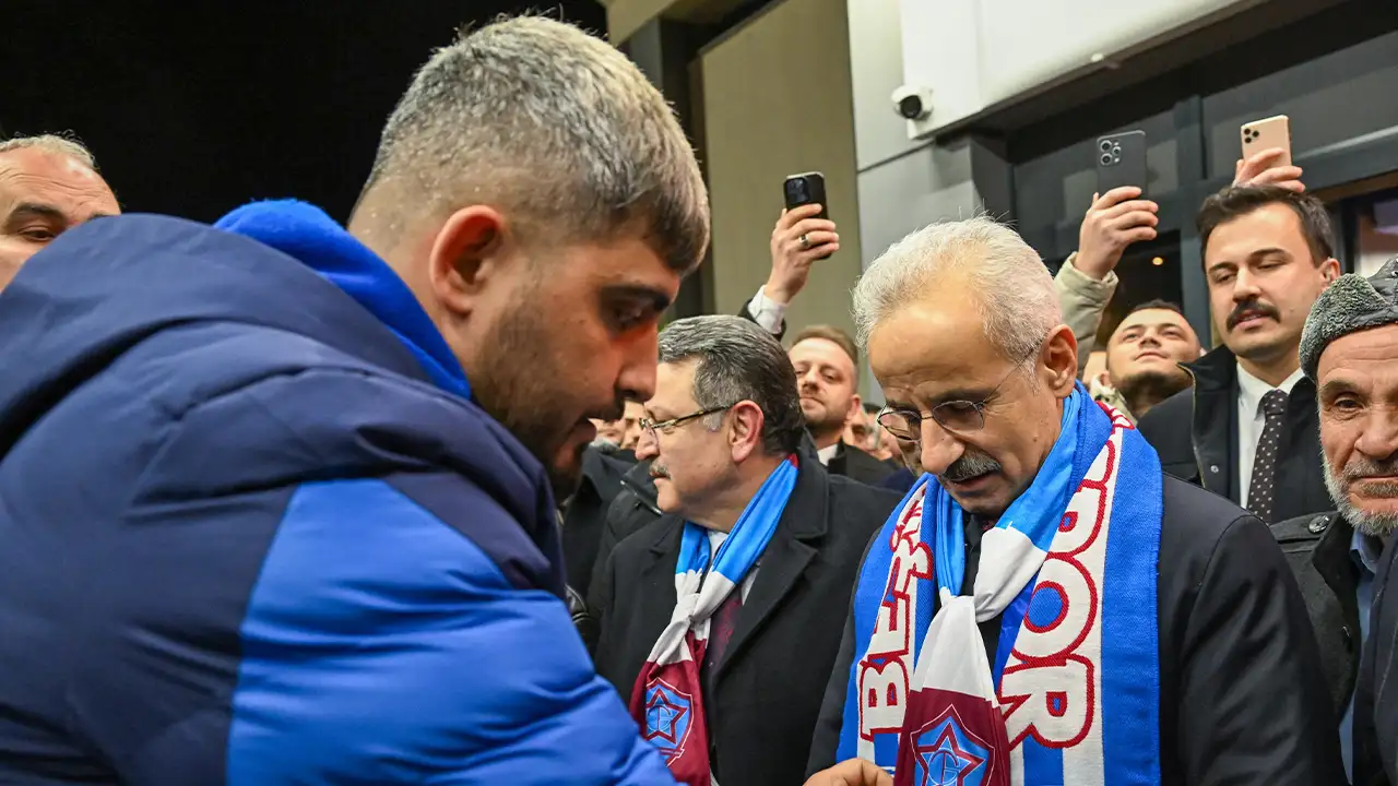 bakan-uralogluna-memleketi-trabzonda-coskulu-karsilama