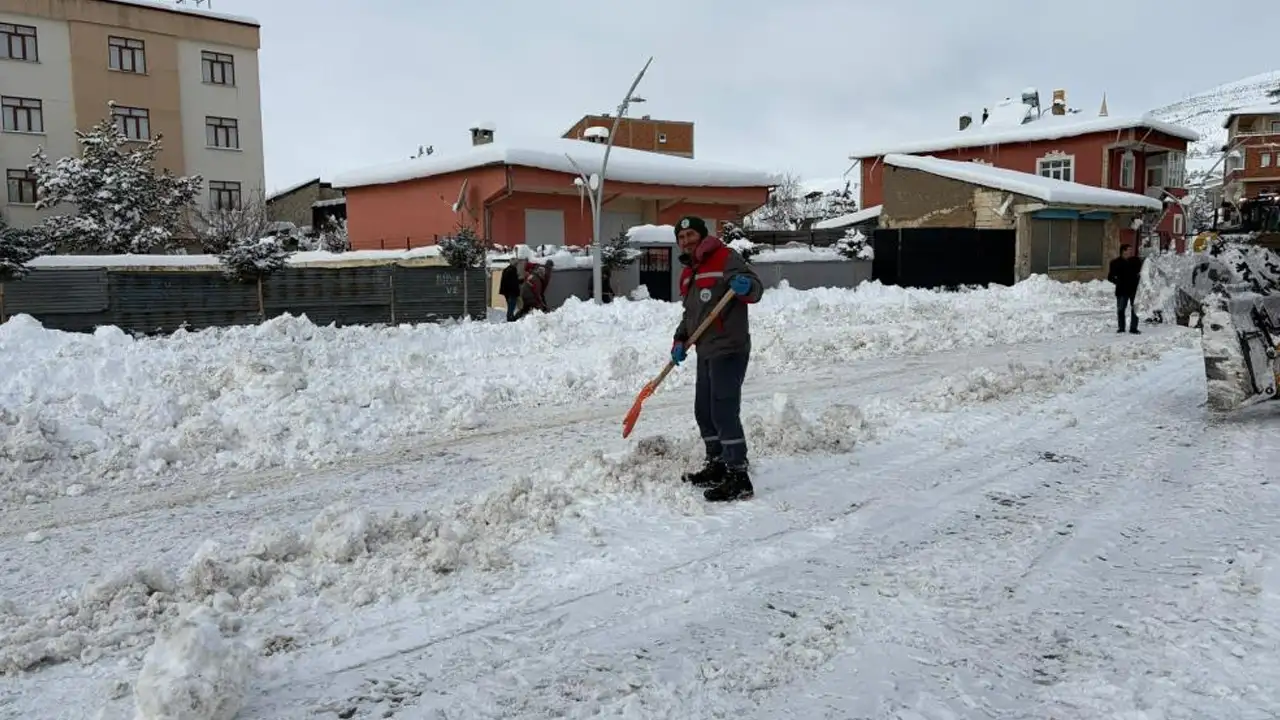 bayburtta-karla-mucadele-araliksiz-suruyor-ekipler-sahada