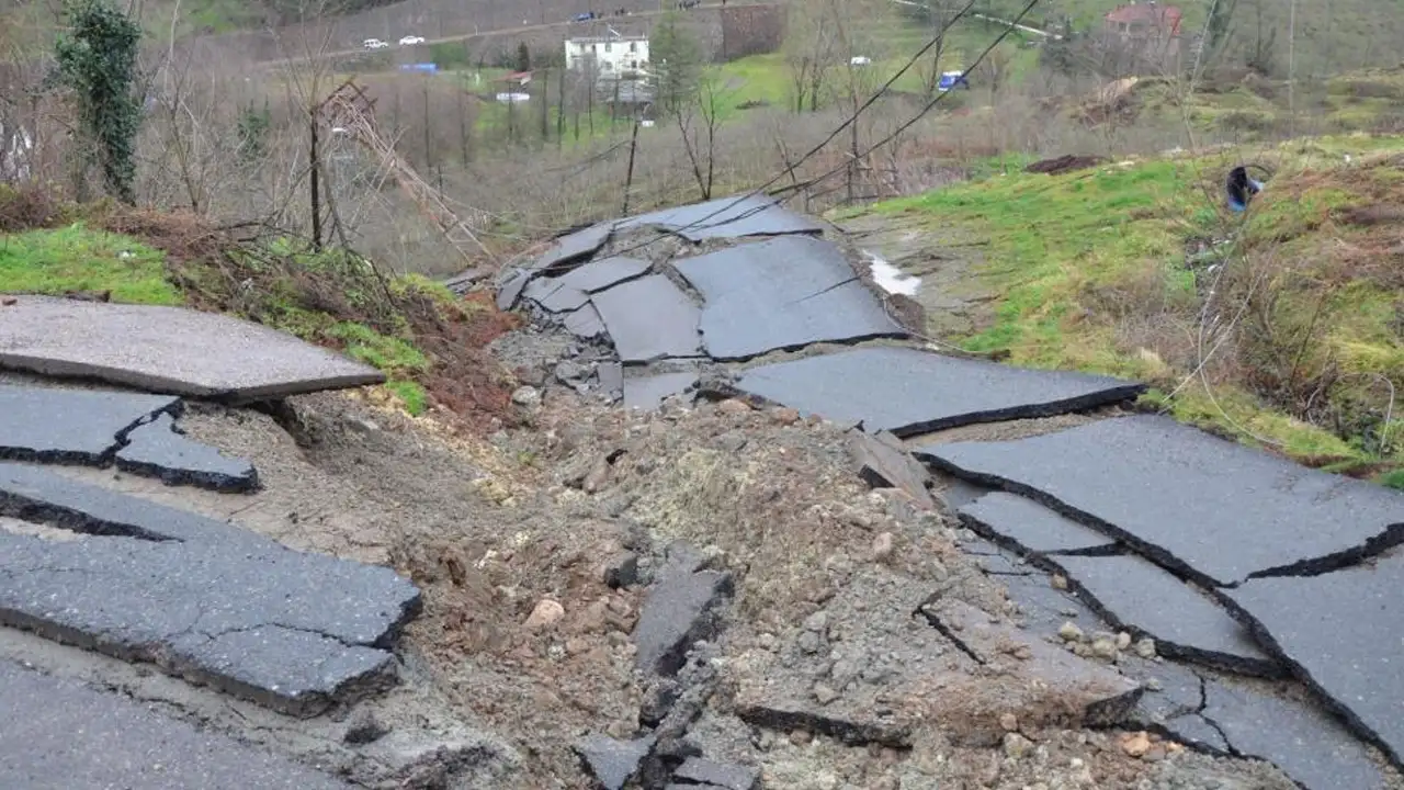 ordu-fatsada-heyelan-felaketi-2-ev-ve-hali-saha-yikildi