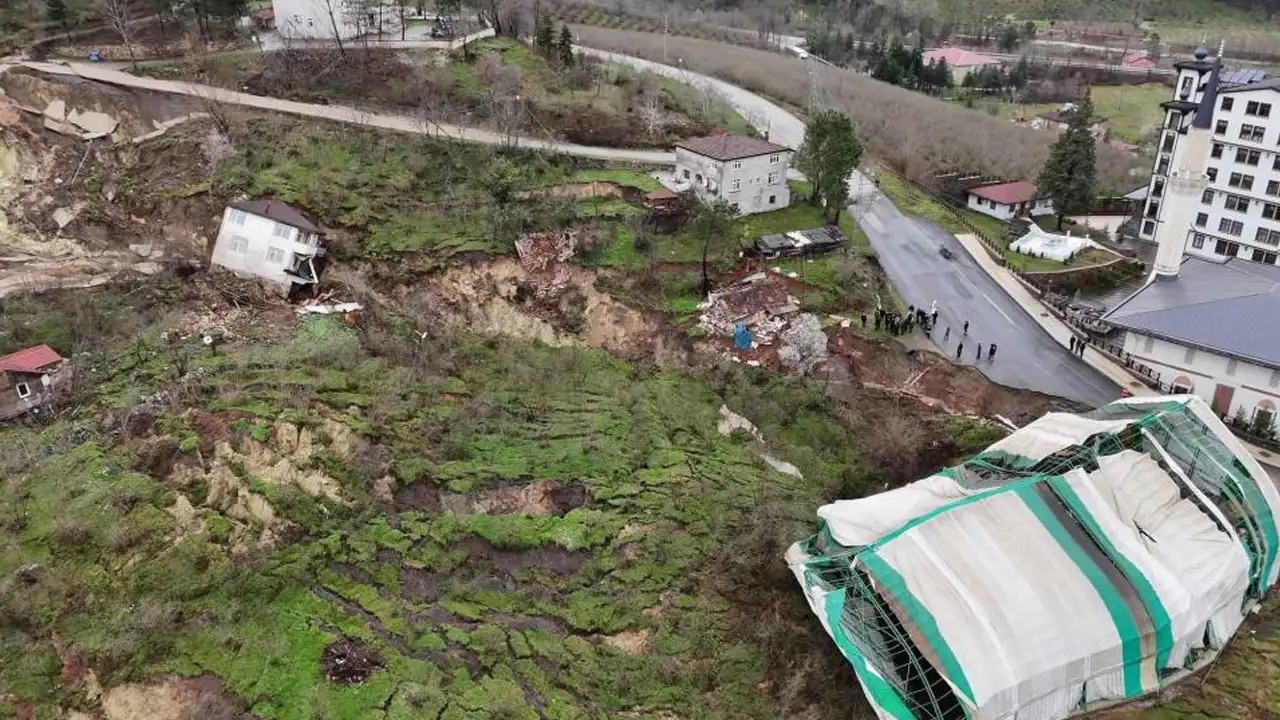 ordu-fatsada-heyelan-felaketi-2-ev-ve-hali-saha-yikildi