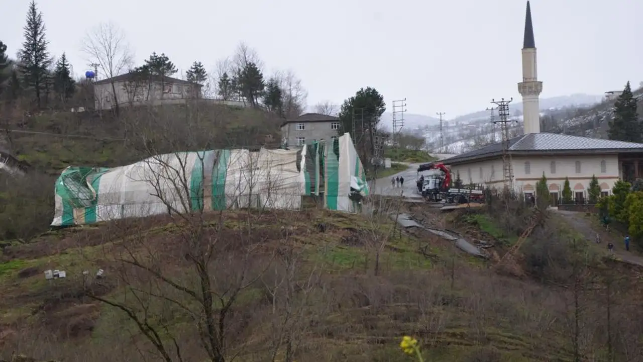 ordu-fatsada-heyelan-felaketi-2-ev-ve-hali-saha-yikildi